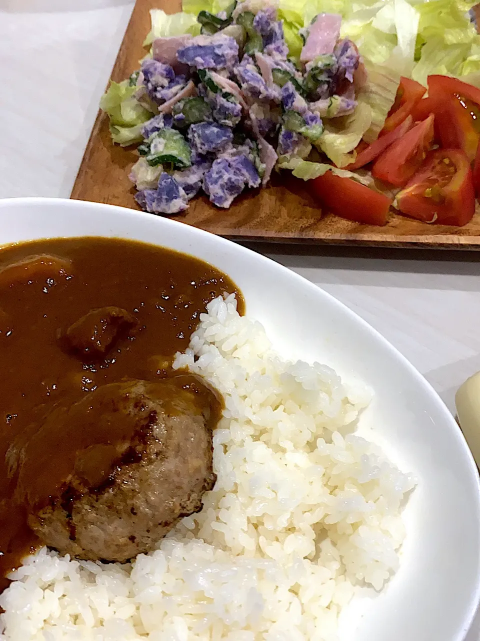 ハンバーグカレーと紫のポテトサラダ|あーかさん