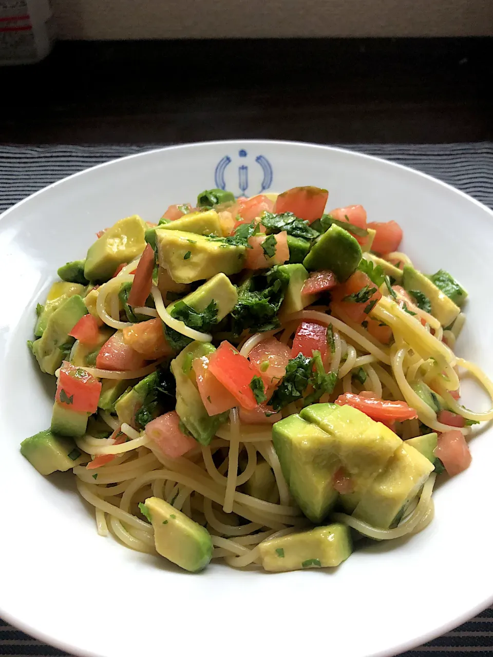 Snapdishの料理写真:アボカドトマト、パクチーの冷たいパスタ🍝|ゴンさん