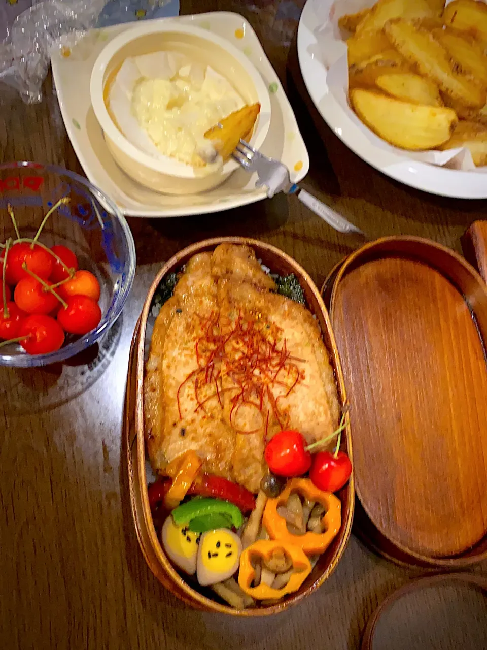 お弁当🍱　豚の味噌麹焼き　韓国海苔　糸唐辛子　パプリカ炒め餡かけ　ジャガイモ人参しめじの白だしお酢煮　金平ゴボウ　ウズラの煮卵　さくらんぼ🍒|ch＊K*∀o(^^*)♪さん