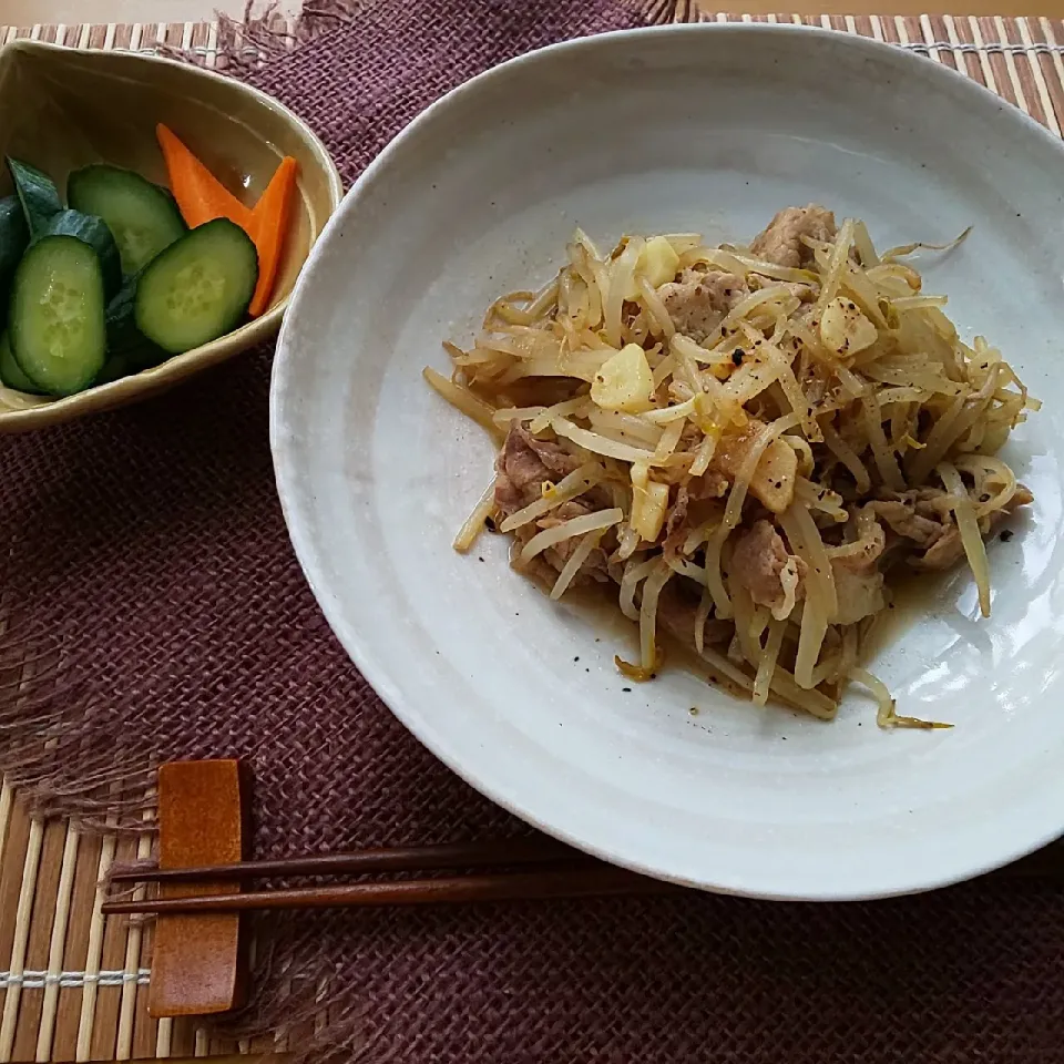 にんにくカレー醤油の豚もやし炒め|真希さん