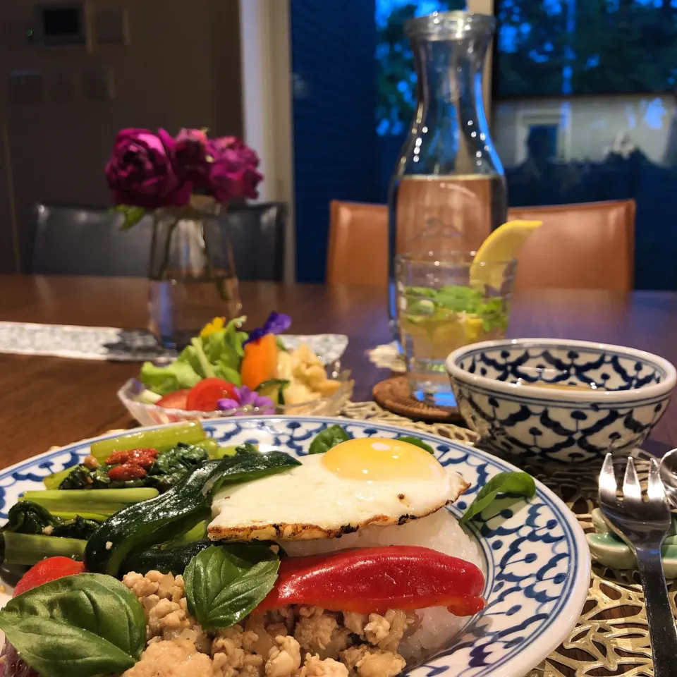 タイご飯🇹🇭〜暑い日にはガパオライスと採れたてお野菜のサラダ🥗小松菜のオイスターソース炒めと華やかなジャスミンティーを添えて〜|madamwongtableさん