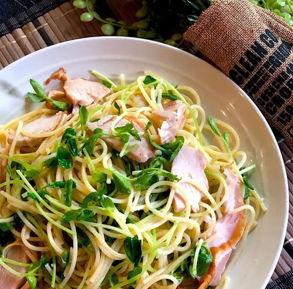 スモークチキンと豆苗のパスタ|MAPITEEさん