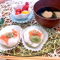 めるぼ💟さんの料理 そら豆とスモークサーモンのお結び🍙🥣