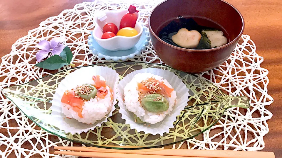 めるぼ💟さんの料理 そら豆とスモークサーモンのお結び🍙🥣|🌼はなちゃん🌼さん