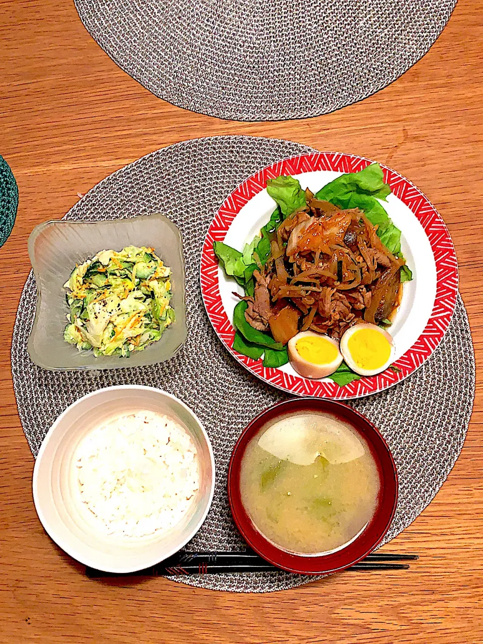 Snapdishの料理写真:ナスと豚肉のキム味噌炒めときゅうりのコールスロー|マッキーさん