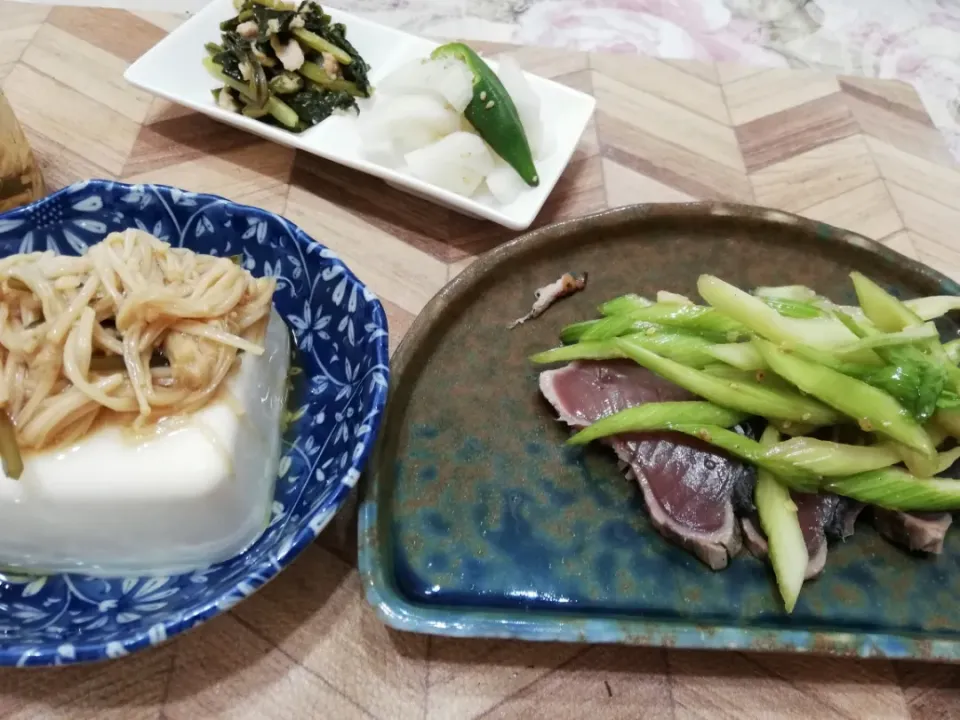 7/2
鰹たたきにセロリサラダのせついでに豆腐の自家製なめ茸乗せ晩ごはん😋|たえさん