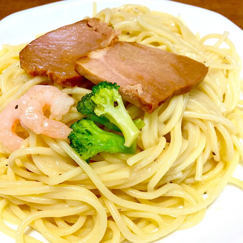 あっさり塩パスタ🍝🧂何故か焼き豚乗せ🤗💕|まいりさん