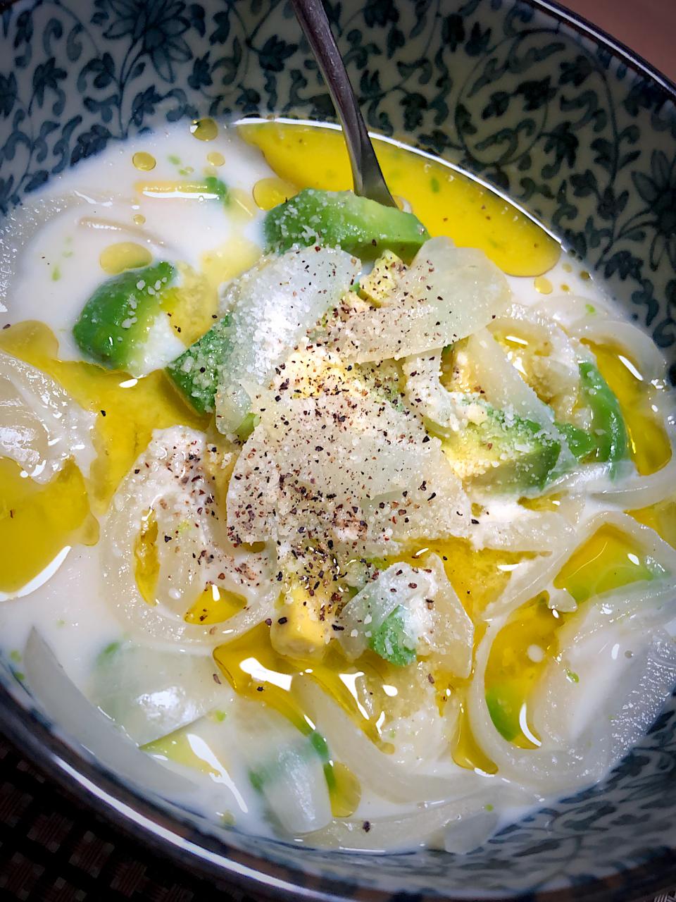アボカド🥑と玉ねぎ🧅の豆乳スープ