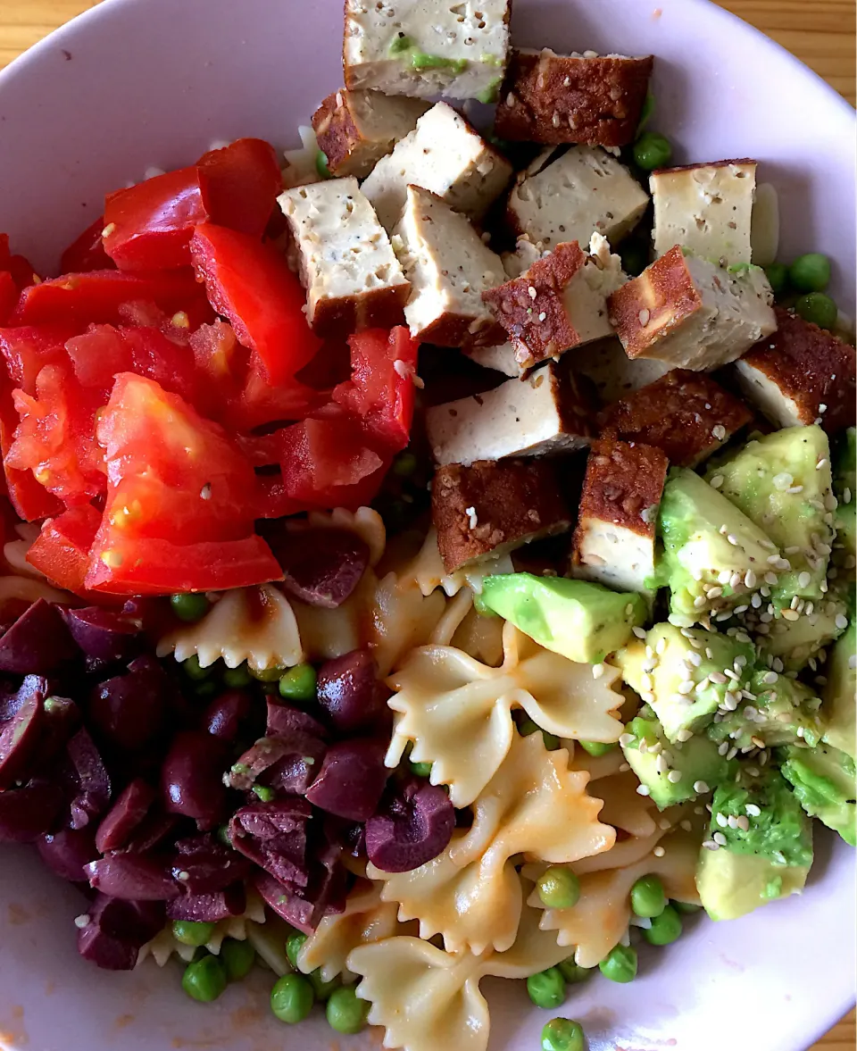 Almond-sesame tofu, avocado, peas, olives, tomatoes and pasta|MissYumYumさん