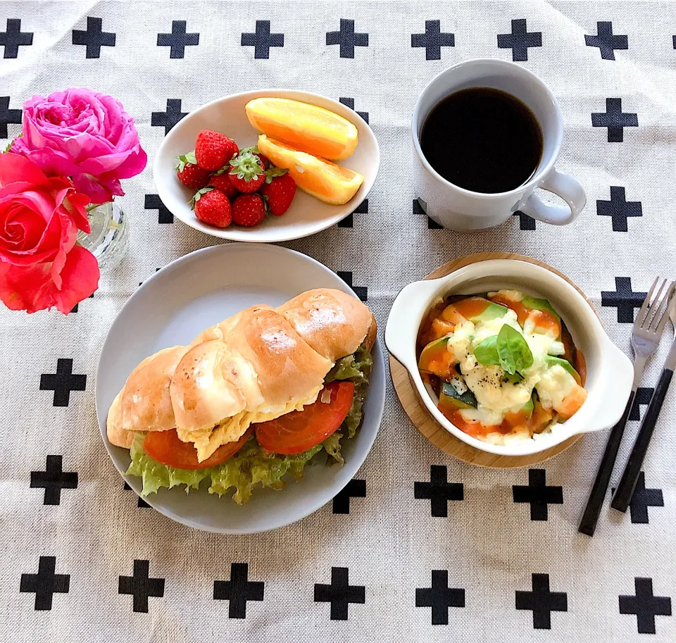 Snapdishの料理写真:おうちカフェ「カボチャとアボカドのチーズ焼き🥑」|Happy suzumeさん