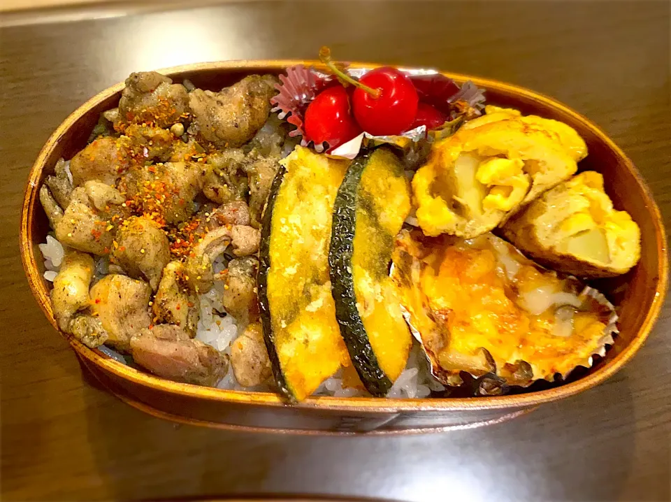 お弁当🍱　鶏炭火焼　カボチャの天ぷら　抹茶塩　マカロニグラタン　ポテト入りオムレツ　さくらんぼ🍒|ch＊K*∀o(^^*)♪さん