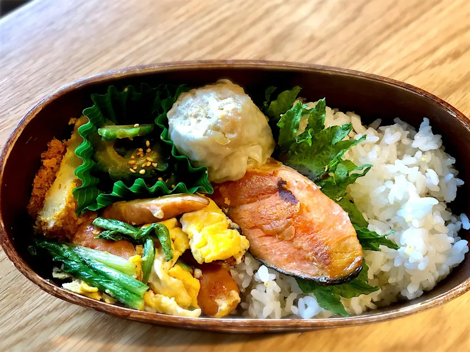 サラ弁　　　　　　　　　　　　　　　　　焼き鮭　小松菜とウインナーの卵とじ　ゴーヤの酢物　カレー天|じゅんさんさん