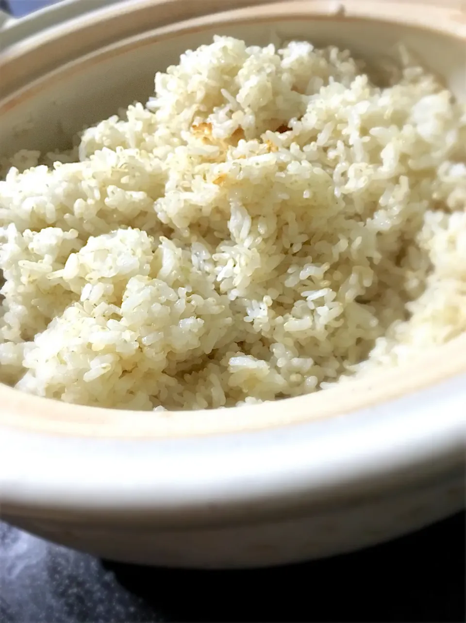 初めて炊いた土鍋ご飯の水加減と火加減が難しかったです〜f^_^;お焦げは出来て美味しかった😻けれどまだまだ修行が必要みたい。いつものゼロ活力鍋が楽で美味しいかも…笑笑|さくたえさん