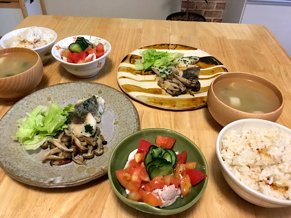 土鍋ご飯🍚と鱈のムニエル、竹輪入りコンソメスープ、おしゃべりクッキングでやってた「ピリ辛豚しゃぶ」〜柚子胡椒入りのドレッシングがとっても爽やかで美味し😋|さくたえさん