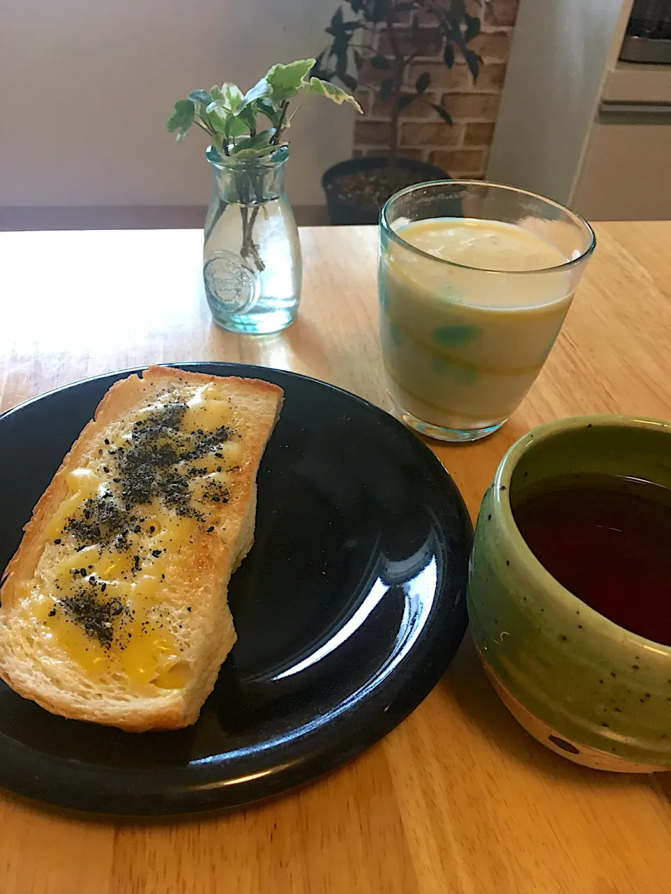 朝焼き食パン🍞でチーズトースト。＆冷凍バナナ、晩柑、豆乳、自家製甘酒、グリーンコープのグリーンスムージー粉末、アマニオイル入りのシェイク＆ルイボスティーで朝ごパン´◡`🧡|さくたえさん