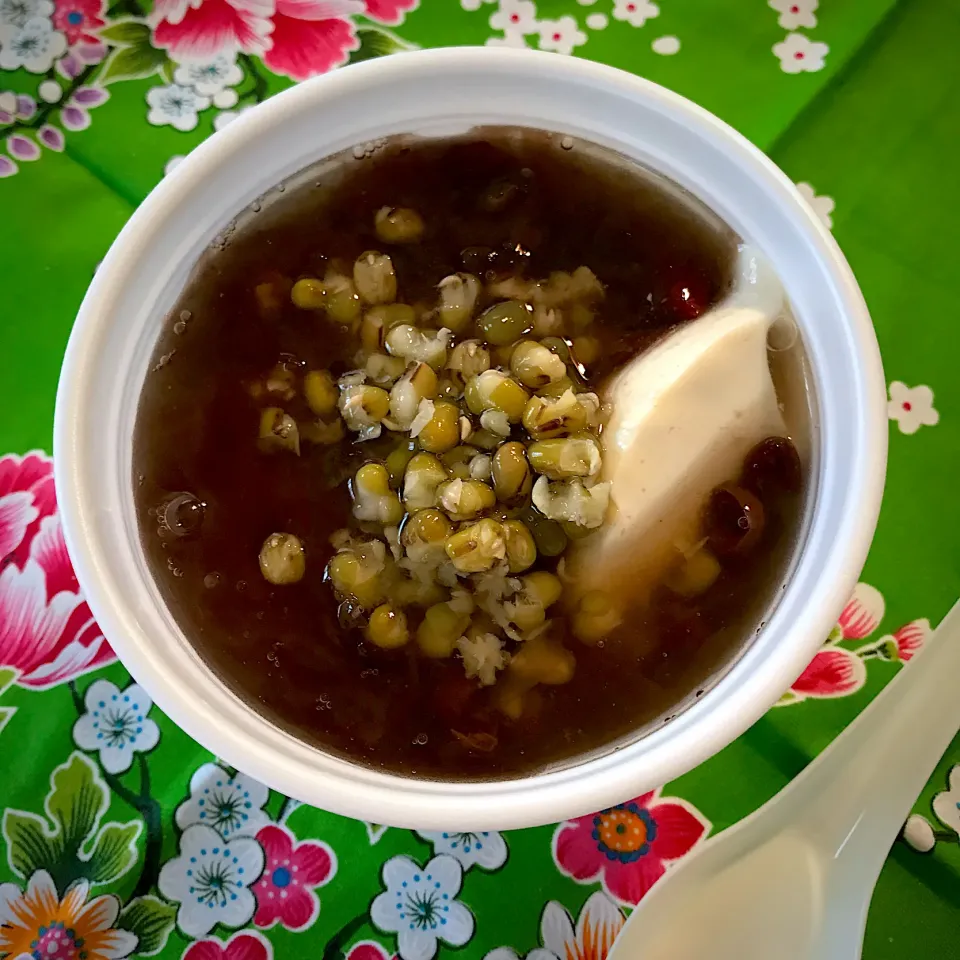 豆腐屋さんの豆花に自家製の緑豆の煮たのをトッピング🤗|友紀さん