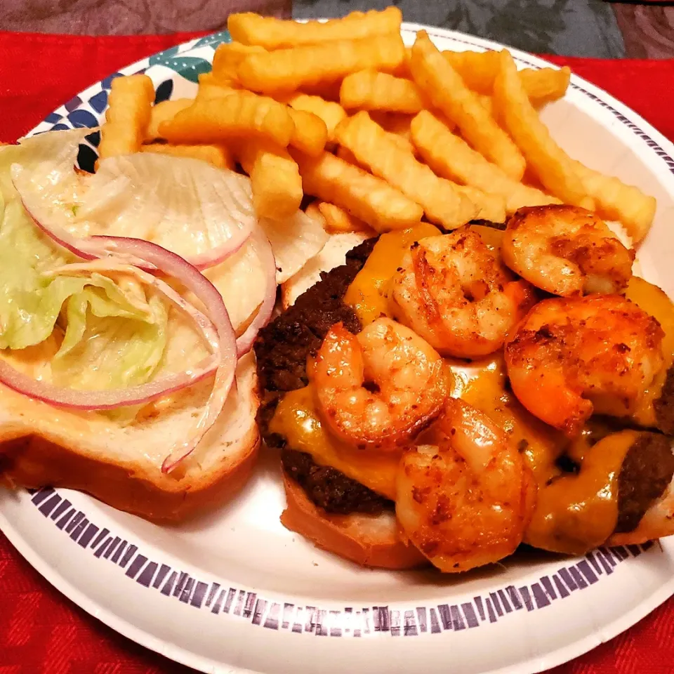 Keke's dish Shrimp burgers, cheddar cheese, lettuce, red onion and homemade sauce with fries on the side.|Kekeさん