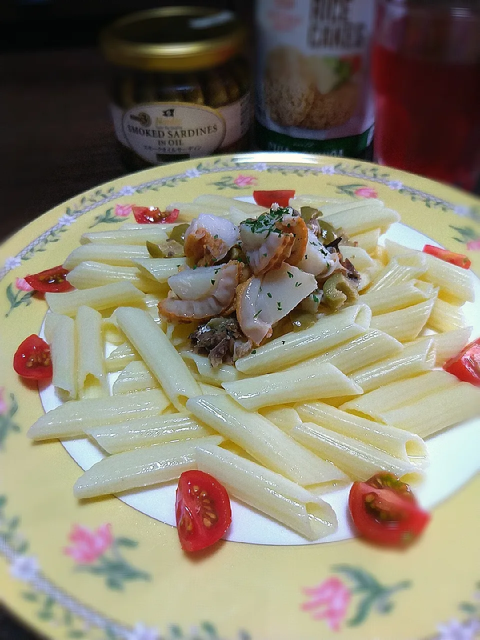 生食用ボイルホタテつまみ食いランチ🍴スモークオイルサーディンも使ったパスタ|ぴっぴさん