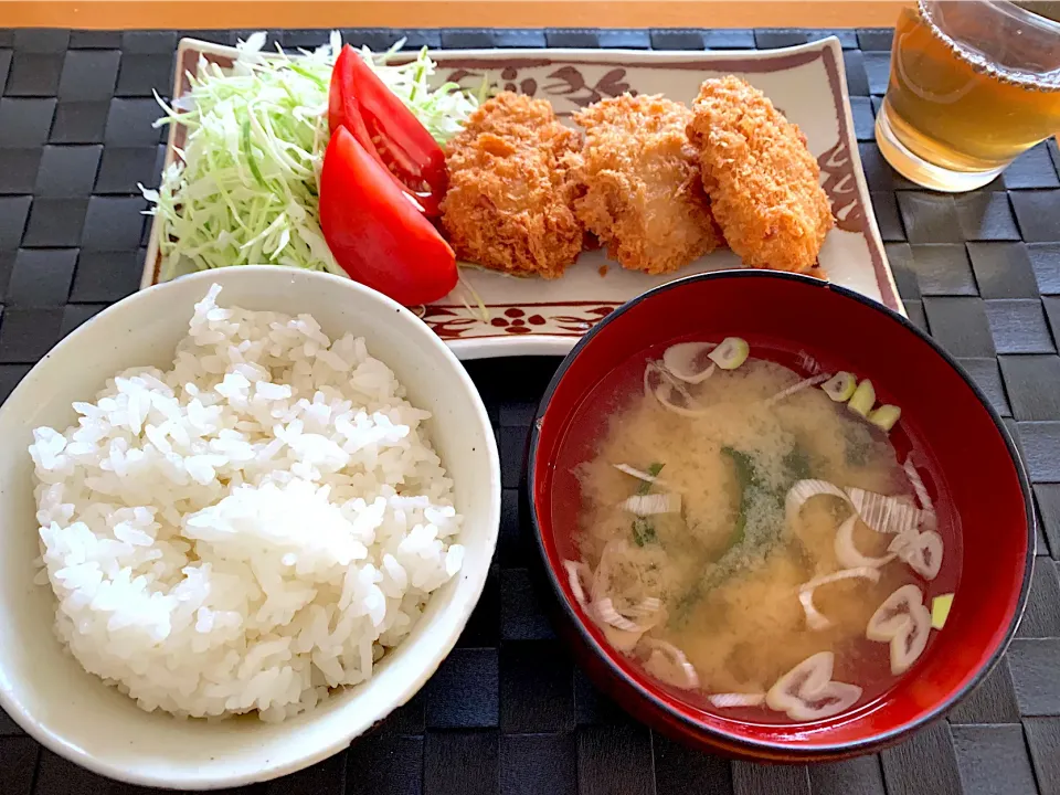 ヒレカツ🐄キャベツ😉ワカメ味噌汁😊🍅🍚|あやこさん