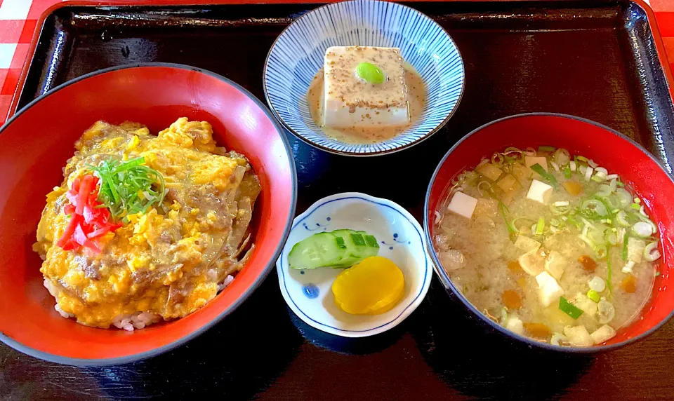 本日の賄い(7/3 牛肉とゴボウの卵とじ丼)|かぴかぴさん