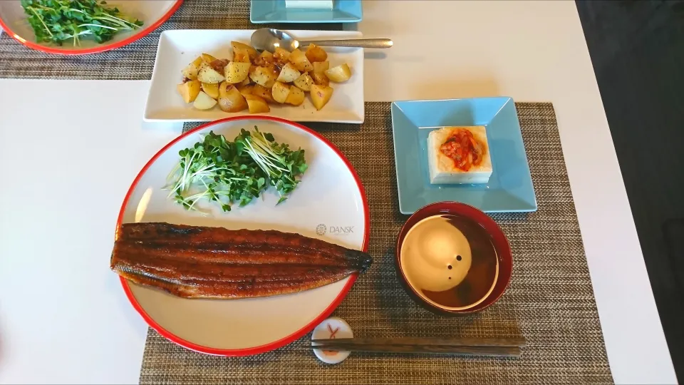 Snapdishの料理写真:今日の夕食 うなぎの蒲焼き、じゃがいもと塩辛のバター炒め、キムチのせ冷奴、玉ねぎとわかめの味噌汁|pinknari🐰🌈さん