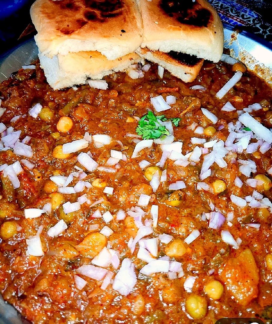 Snapdishの料理写真:spicy mix vegetables Stew..... with bread
Paav Bhaaji... 
🙌🙌|shiviさん