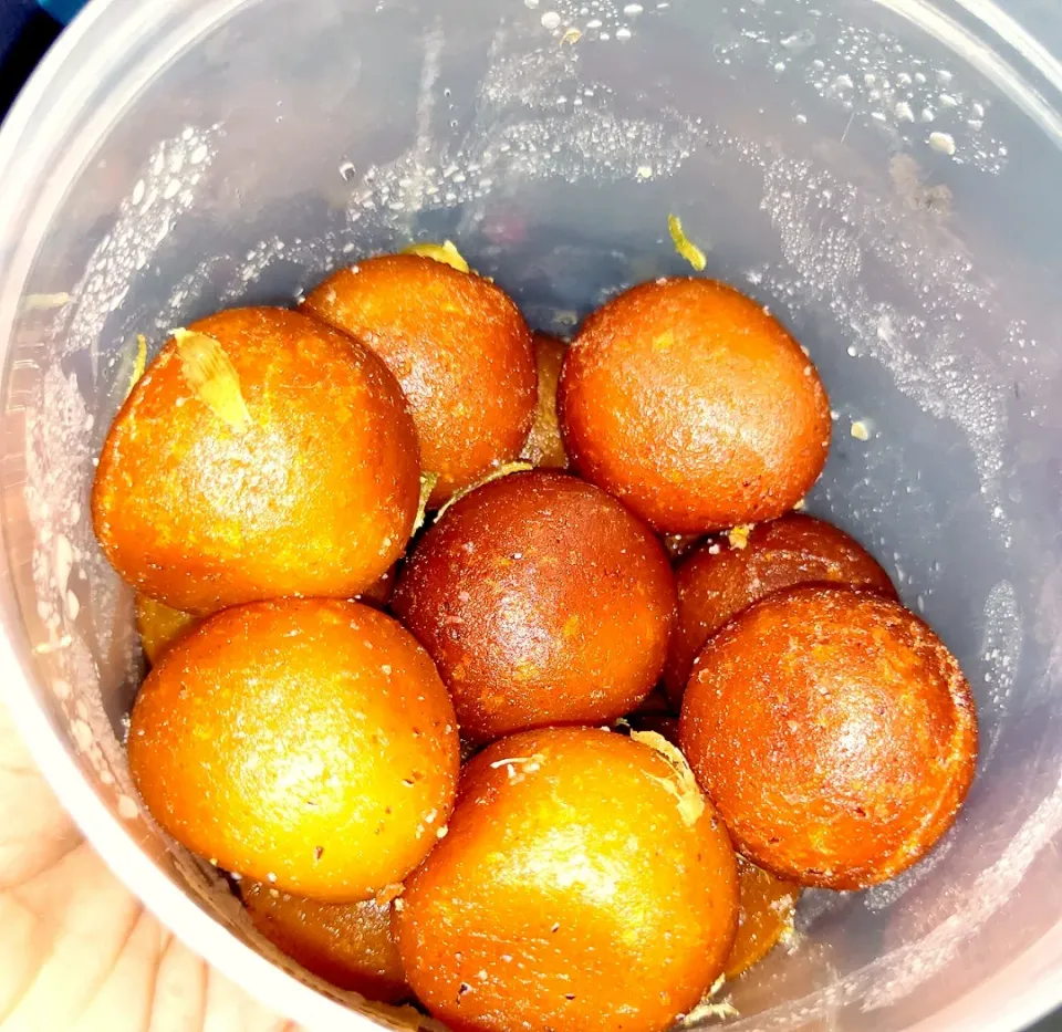 Snapdishの料理写真:fried mava milk balls with cardamom flavored sugar syrup....|shiviさん