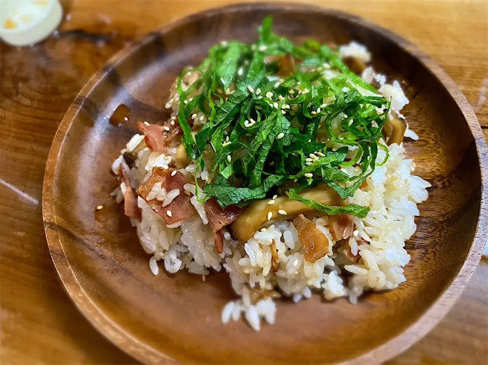 Snapdishの料理写真:キノコとベーコンのガーリック混ぜご飯|名状しがたいゴミムシのようなものさん