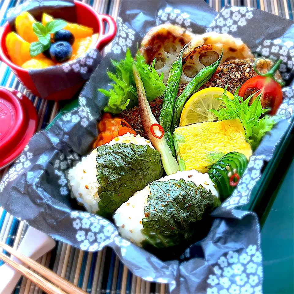 えごまの葉の醤油漬けおにぎり🍙鮭のパン粉焼き🐟蓮根入り大根餅弁当🍱|Naoさん