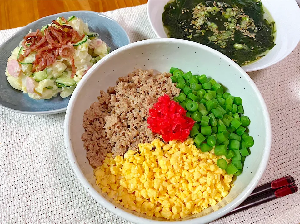 豚ひき肉の三色そぼろ丼、ポテトサラダ、わかめスープ|なつきさん