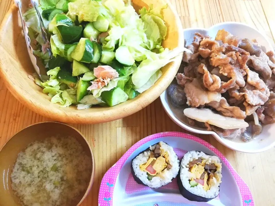 豚肉と蒟蒻の甘辛煮、サラダ、お味噌汁、巻き寿司|みぽりんさん