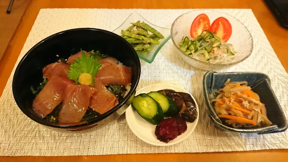 ☆まぐろ丼
☆春雨の酢の物
☆千切り大根煮
☆インゲンごま和え
☆三色漬物|chikakoさん