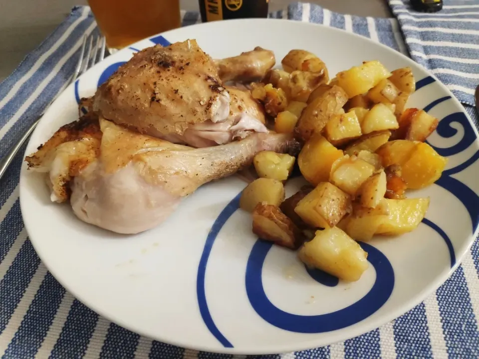 Beer can chicken thighs in the oven with roasted potatoes|Ery_05さん