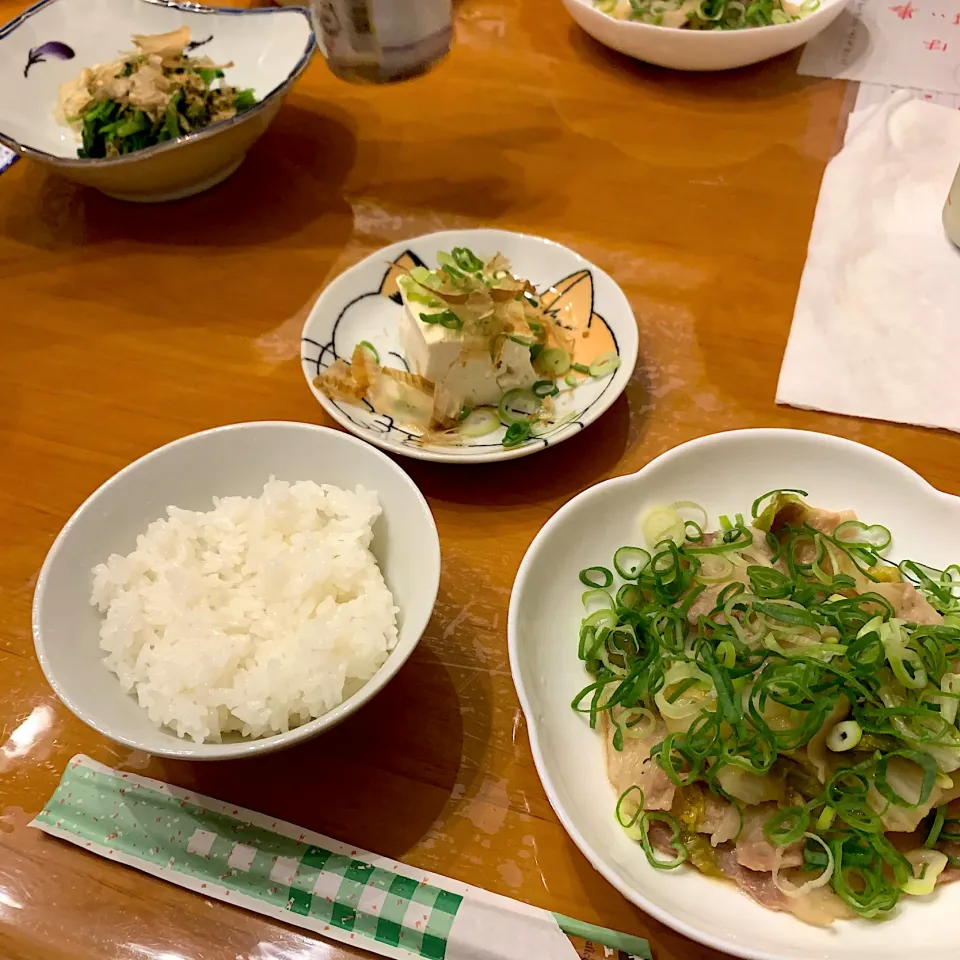 白菜と豚バラ肉のにんにくの味噌煮・冷や奴・ほうれん草のお浸し|sayaさん