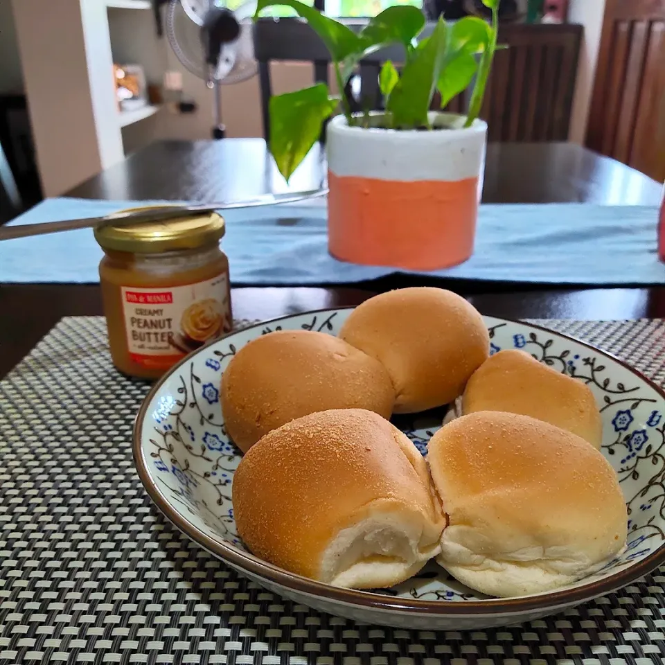 hot pandesal bread & peanut butter spread before going cycling 😉|shehphさん