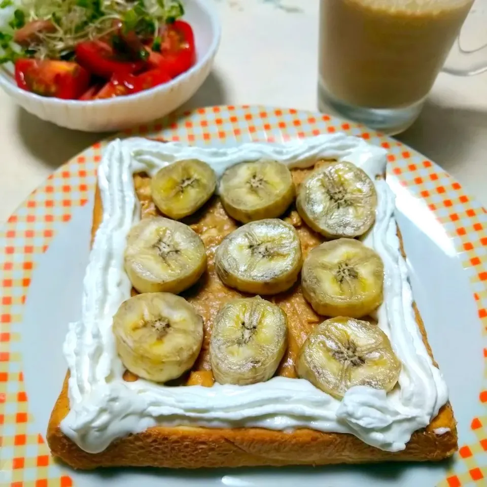 バナナとピーナッツバターのトースト🍞ホイップクリーム囲み|うたかた。さん