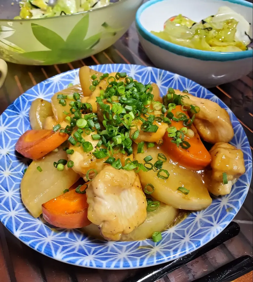 奥様料理
鶏肉と大根人参炒め♪
と
キムチスープ|dai.noriさん