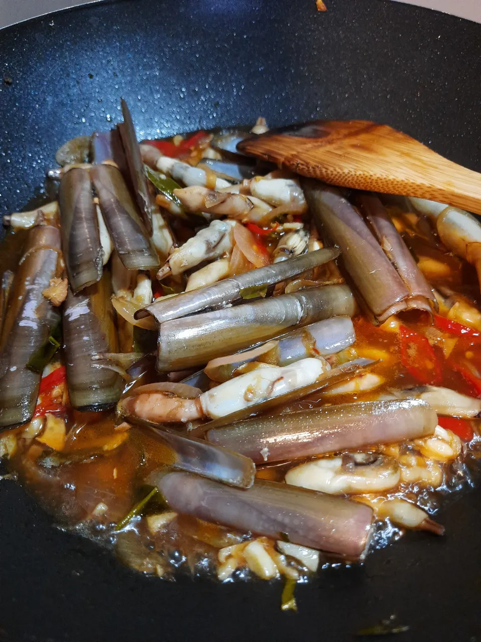 Spicy oyster sauce razor clams stir fried.|Asti 🌸🌸さん