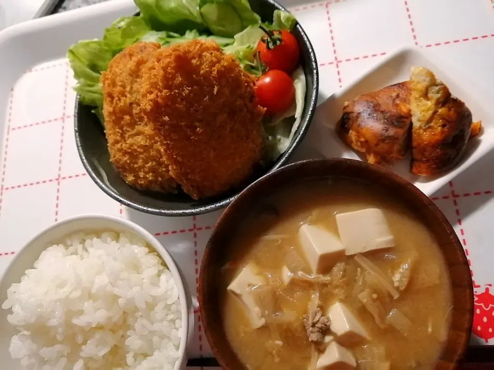 牛肉コロッケ
夏野菜たっぷりオムレツ
具沢山味噌汁|あぁちゃんさん