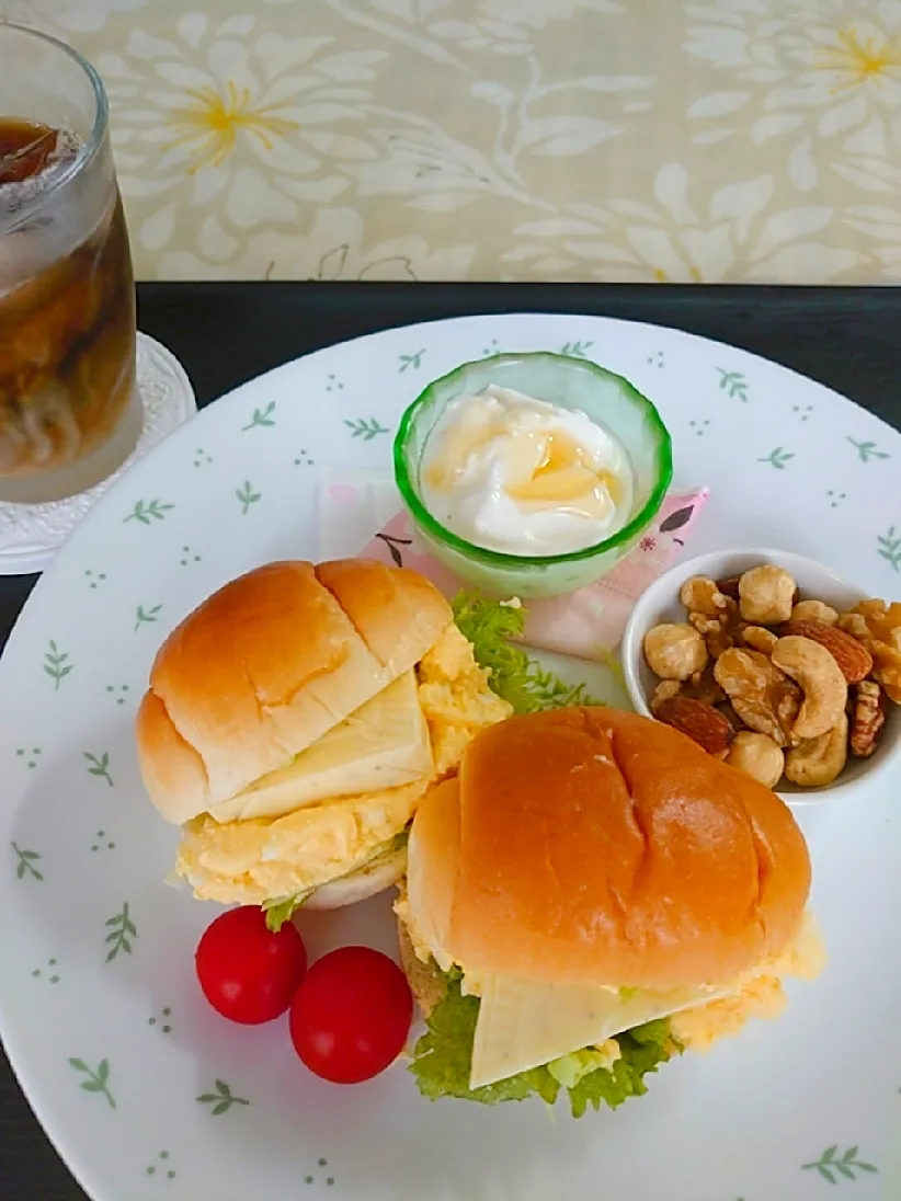 ブランチはミニドッグ
たまごとチーズ入り|🍒ふみりん🍒さん