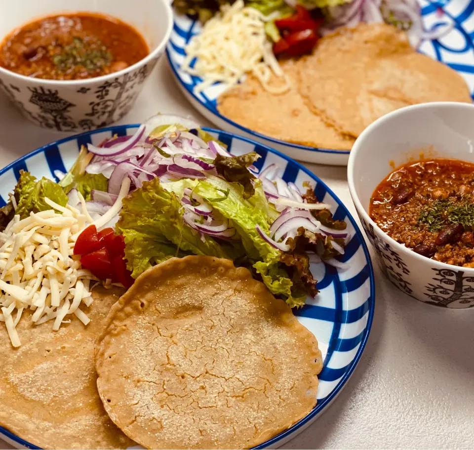 チリコンカンと蕎麦粉のトルティアでタコスもどき🌮|にゃあ（芸名）さん