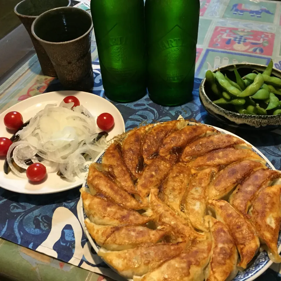 Snapdishの料理写真:餃子🥟と揚げ茄子とスライスオニオンのサラダで頂きまぁす🍻|Emiさん