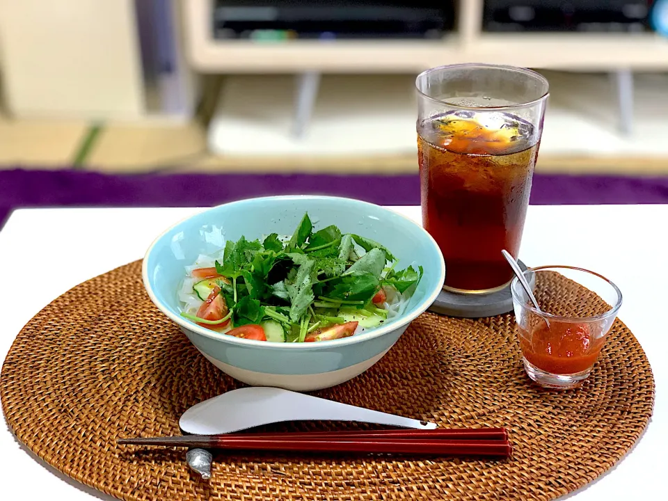 朝ごはん。ひき肉のフォー。パクチー苦手なので三つ葉で。朝なのでアイスコーヒーです。|yukiさん