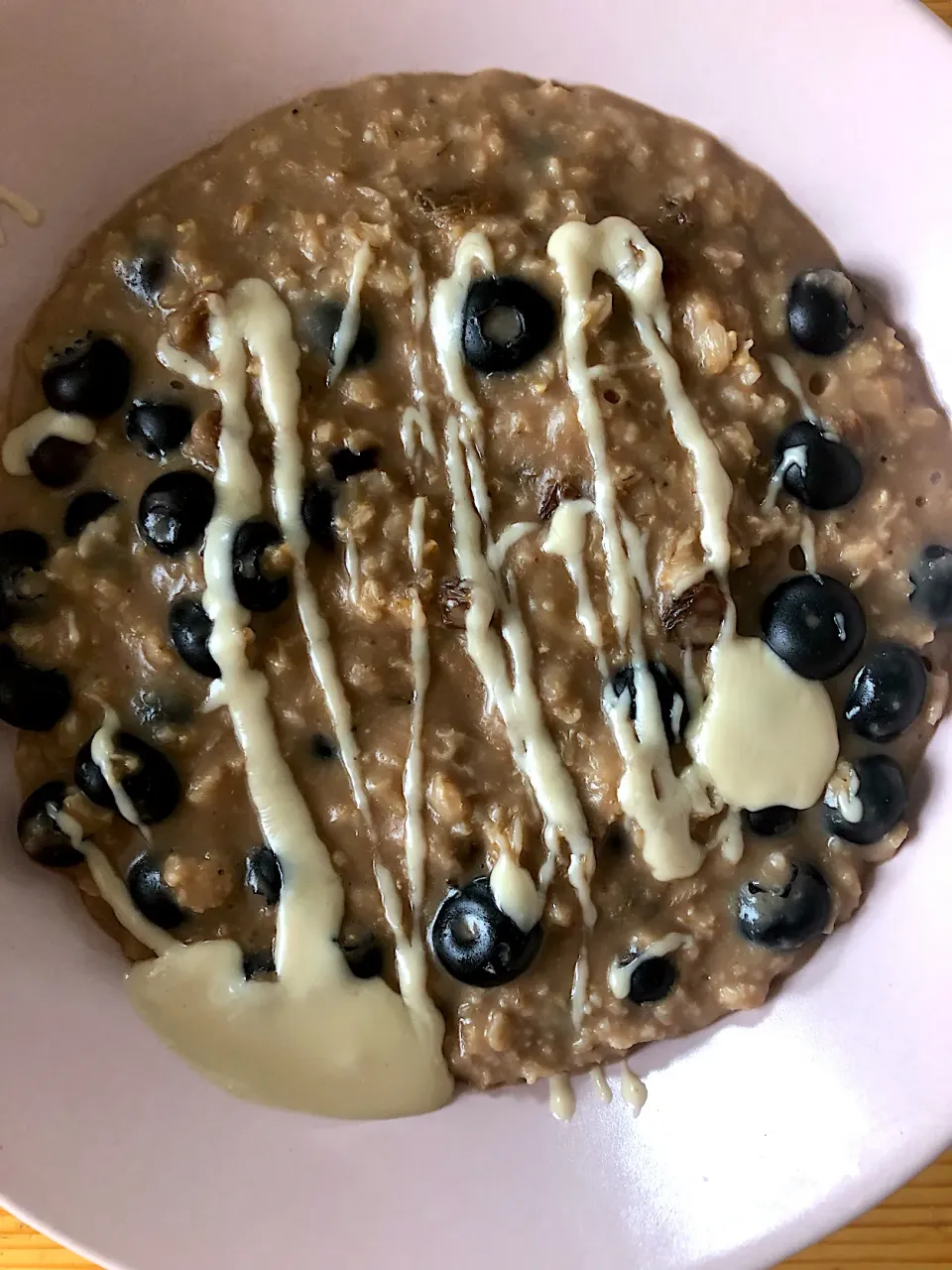 Chocolate oatmeal with blueberries, raisins, mashed banana and almond butter|MissYumYumさん