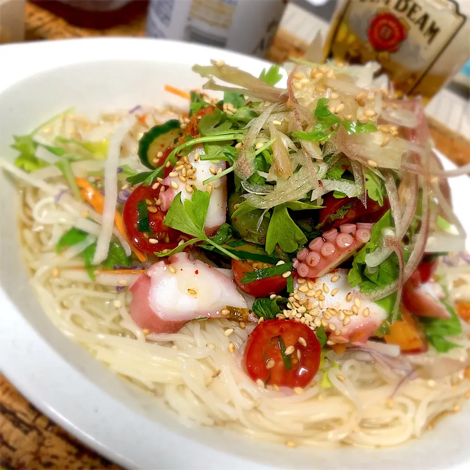 タコとトマトと夏野菜のこんぶ茶サラダそうめん|にょんにいさん