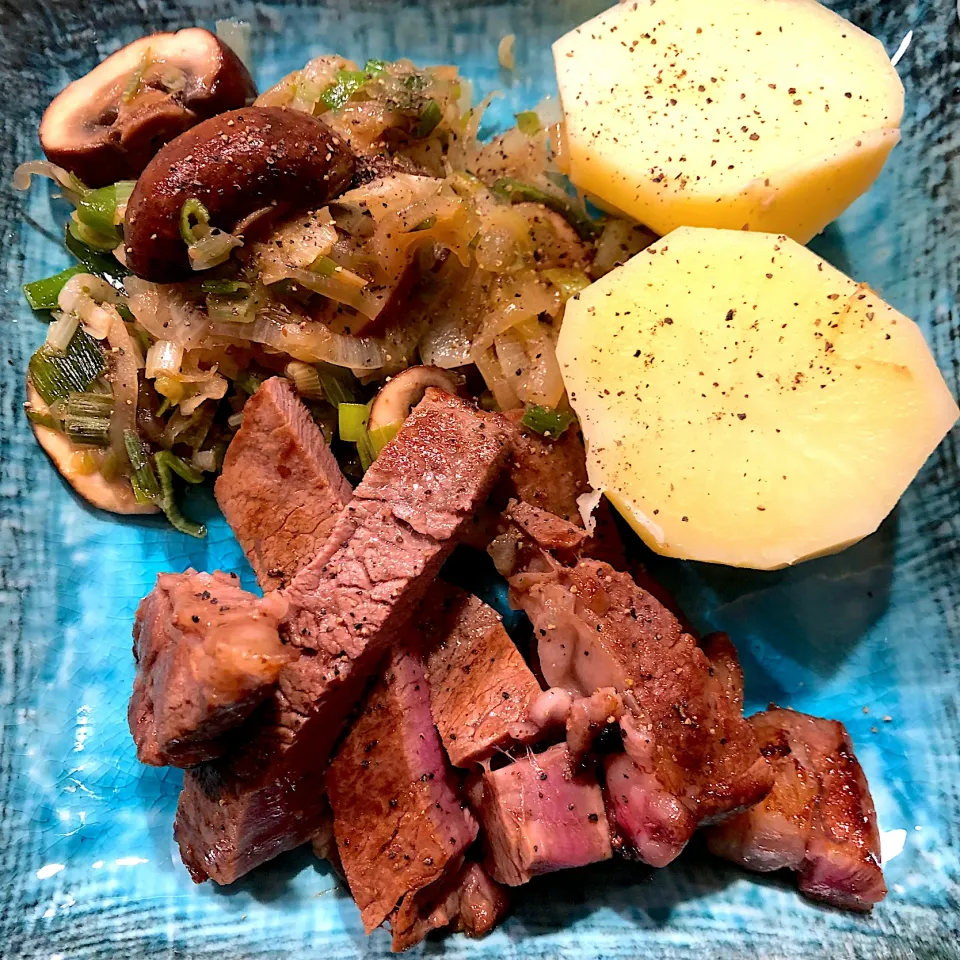 ビフテキ🥩　レミパンで塩とお醤油でサッと焼いただけ|バナナ子さん