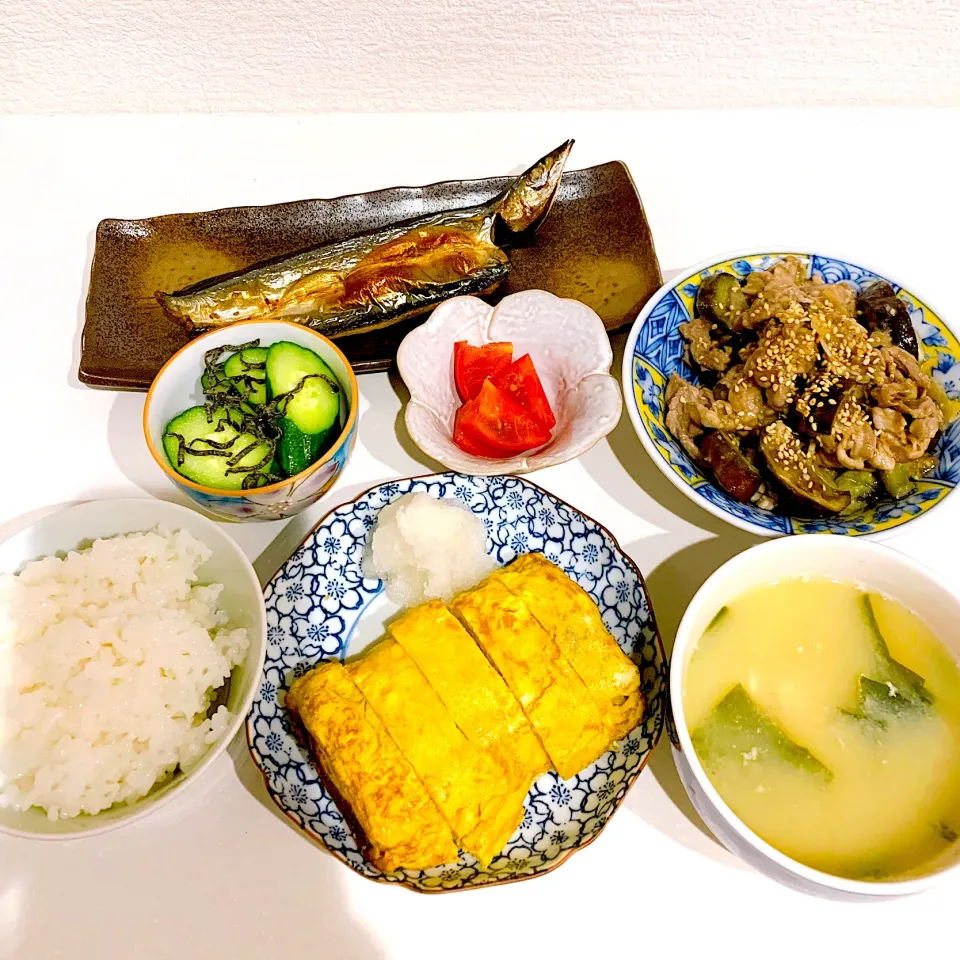 夜ご飯☺︎さんまの開き☆茄子と豚肉のにんにく味噌炒め☆だし巻きたまご☆冷やしトマト☆おつまみきゅうり☆お味噌汁|とまこ(*^o^*)さん