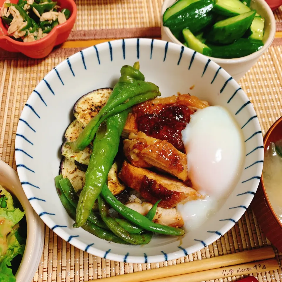 照り焼きチキンの親子丼。夏野菜添え|みるさん