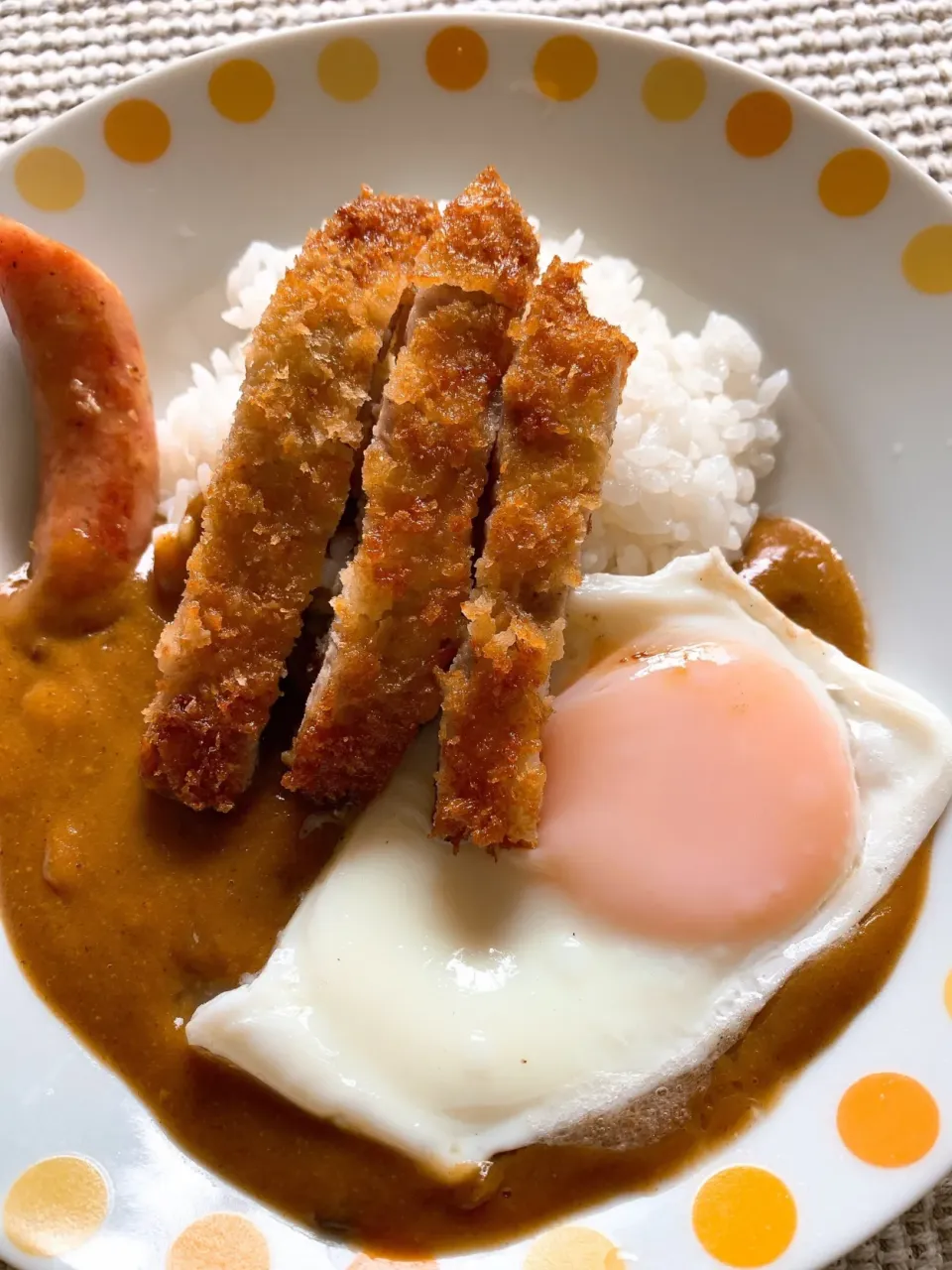 チャンピオンカレー❗️トンカツ、ウィンナー半熟目玉焼きのせのせ|marioさん