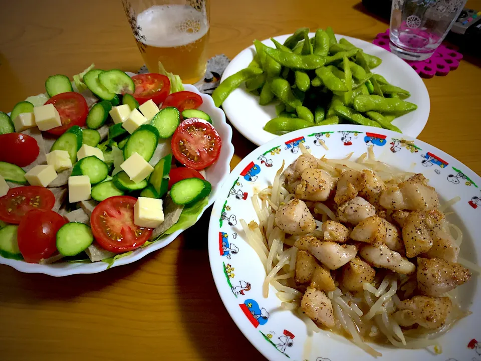 今日の男飯絆は、
頂いた朝採り枝豆と若鶏のﾓﾓｫ塩コショウ炒めともやしナムルと色取りサラダ(^-^)/アテのみ（笑）|ひーちゃんさん